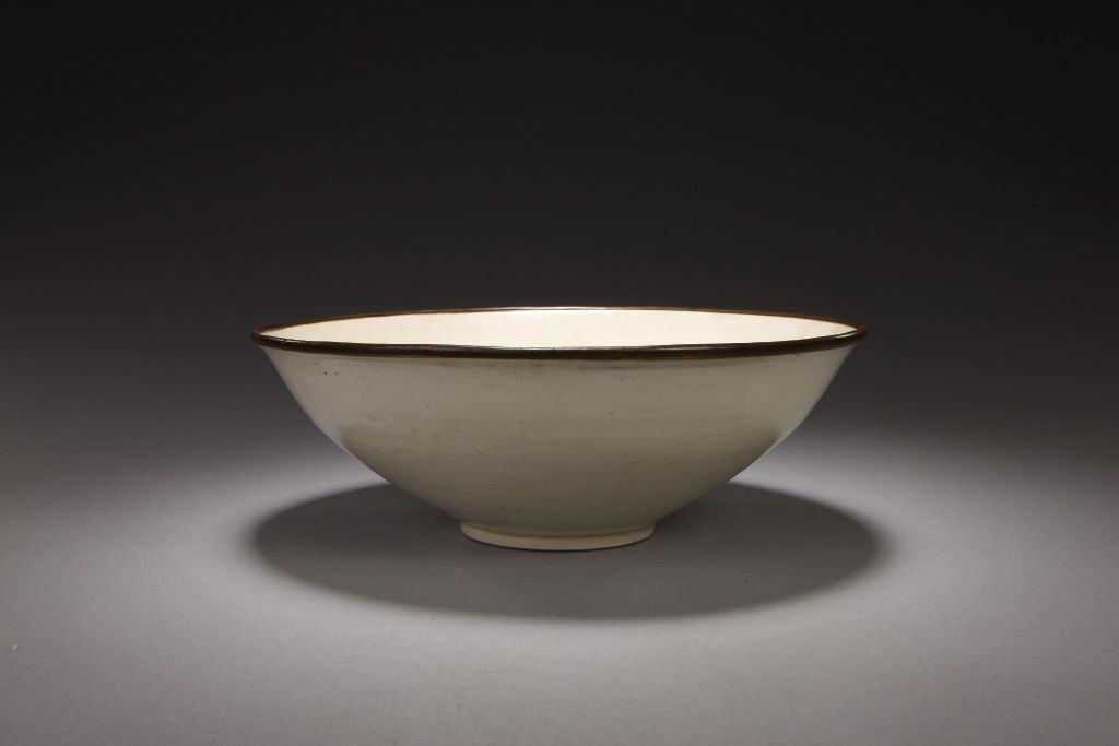 图片[1]-Ding Kiln White Glaze Print Folded Flower Pattern Bowl-China Archive